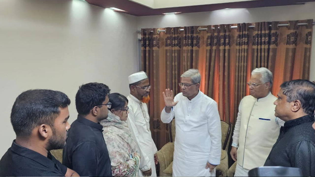 বিমান দুর্ঘটনায় নিহত পাইলট তৌকিরের বাসায় গেলেন বিএনপি মহাসচিব